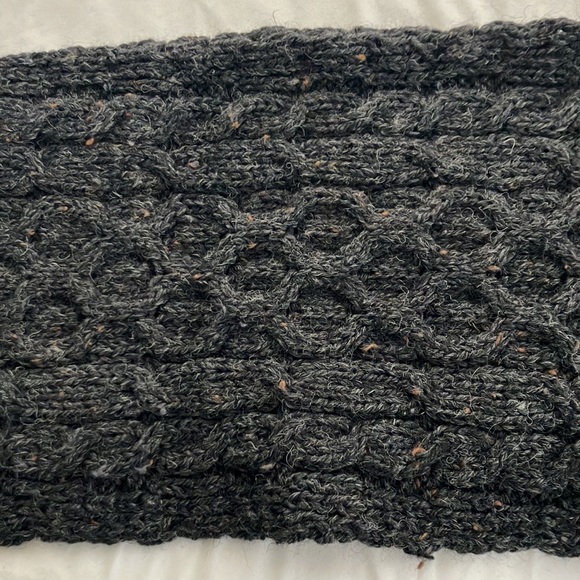 Unisex Kilronan charcoal colored scarf Made in Ireland - Picture 4 of 4